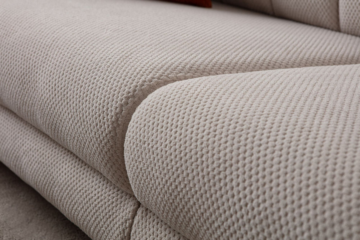 Beiges 3-Sitzer Sofa Gloria von Hanah Home mit Polyesterbezug, Holzbeinen und zwei Kissen, Frontalansicht auf hellem Hintergrund.