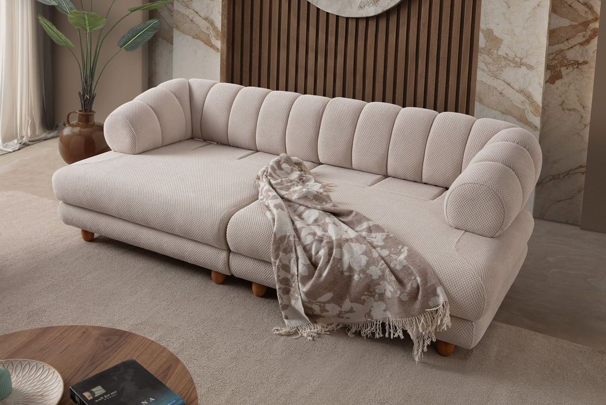 Beiges 3-Sitzer Sofa Gloria von Hanah Home mit Polyesterbezug, Holzbeinen und zwei Kissen, Frontalansicht auf hellem Hintergrund.