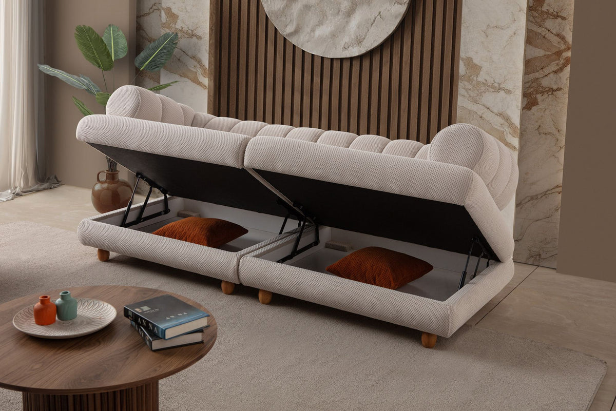 Beiges 3-Sitzer Sofa Gloria von Hanah Home mit Polyesterbezug, Holzbeinen und zwei Kissen, Frontalansicht auf hellem Hintergrund.