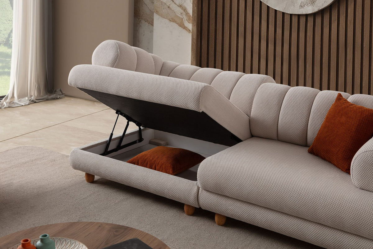 Beiges 3-Sitzer Sofa Gloria von Hanah Home mit Polyesterbezug, Holzbeinen und zwei Kissen, Frontalansicht auf hellem Hintergrund.