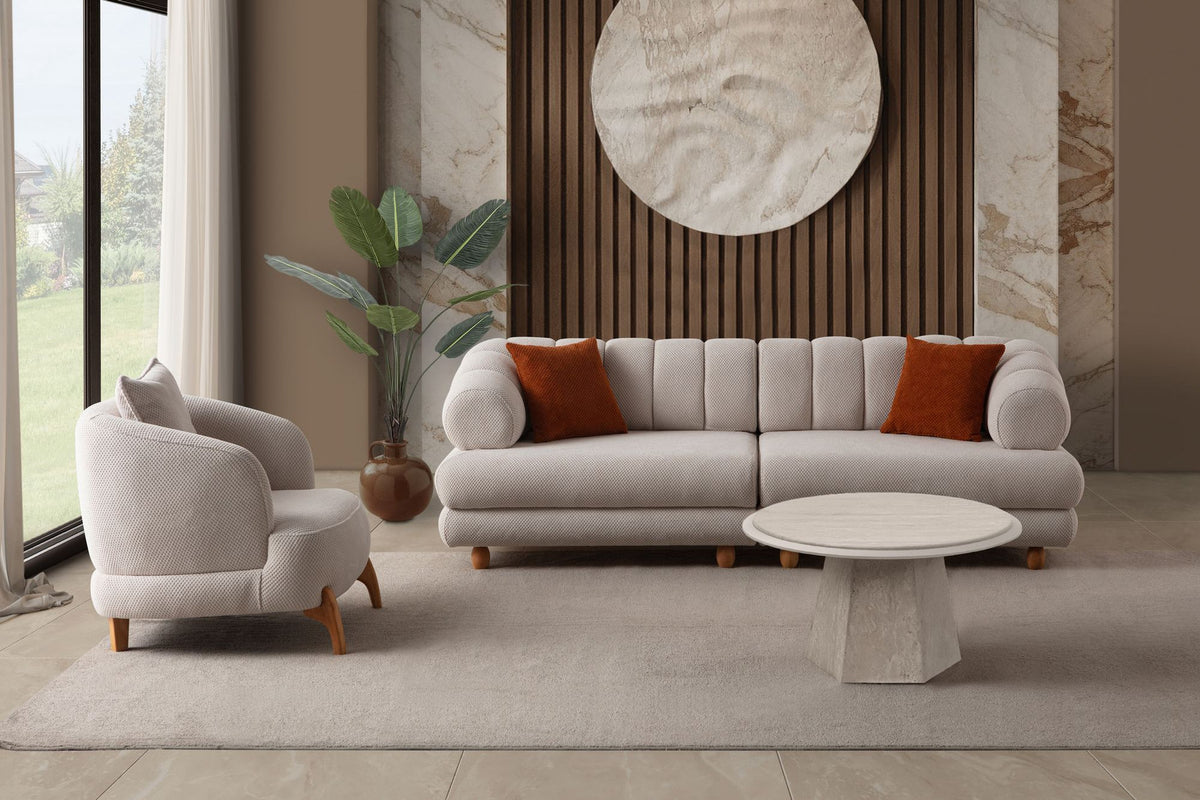 Beiges 3-Sitzer Sofa Gloria von Hanah Home mit Polyesterbezug, Holzbeinen und zwei Kissen, Frontalansicht auf hellem Hintergrund.