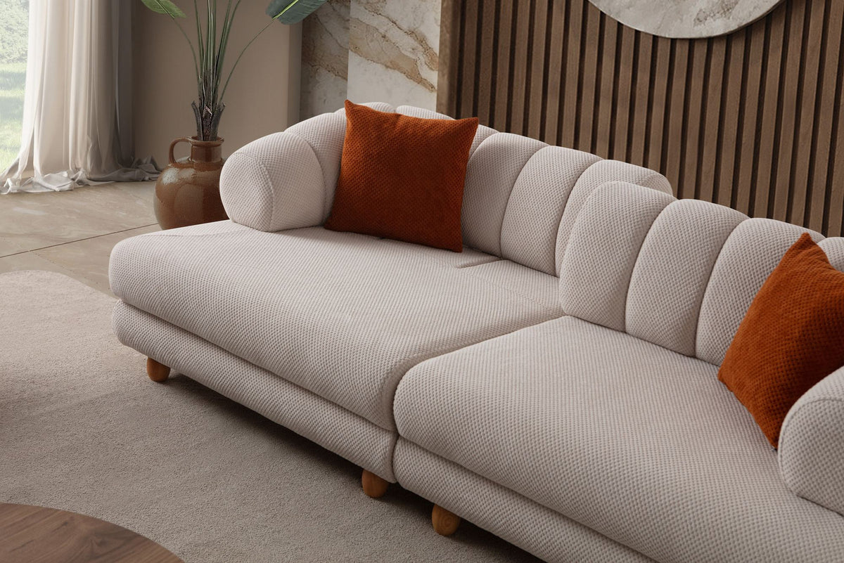 Beiges 3-Sitzer Sofa Gloria von Hanah Home mit Polyesterbezug, Holzbeinen und zwei Kissen, Frontalansicht auf hellem Hintergrund.