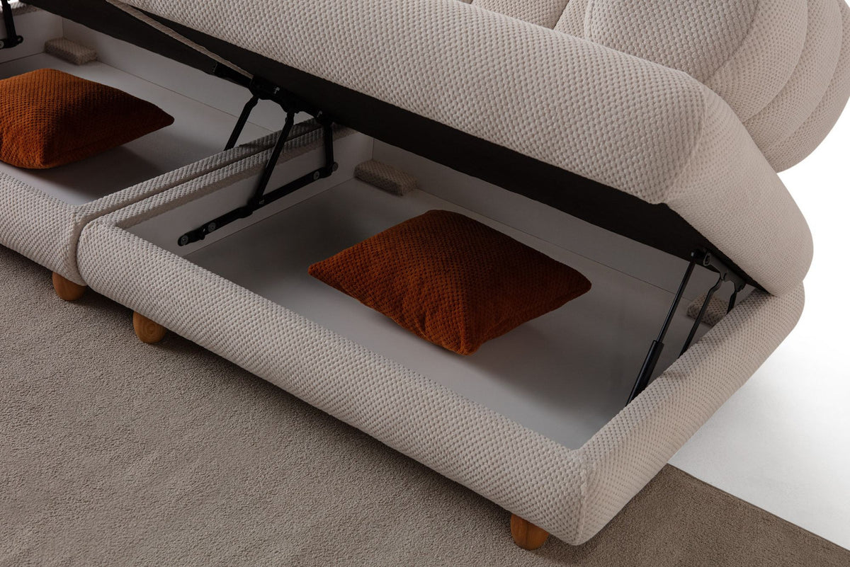 Beiges 3-Sitzer Sofa Gloria von Hanah Home mit Polyesterbezug, Holzbeinen und zwei Kissen, Frontalansicht auf hellem Hintergrund.