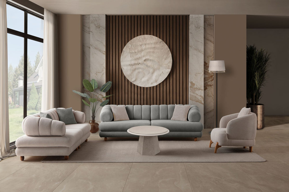 Graues 3-Sitzer Sofa Gloria von Hanah Home mit Polyesterbezug in Tuna-Struktur, Holzbeinen und zwei losen Kissen auf hellem Untergrund.