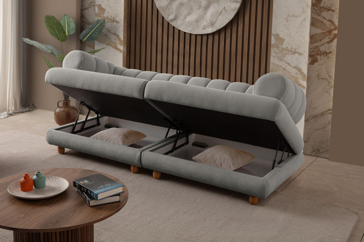 Graues 3-Sitzer Sofa Gloria von Hanah Home mit Polyesterbezug in Tuna-Struktur, Holzbeinen und zwei losen Kissen auf hellem Untergrund.