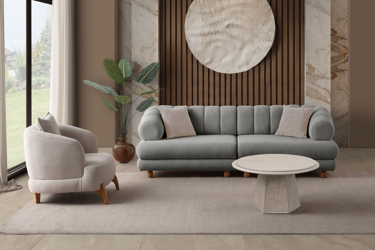 Graues 3-Sitzer Sofa Gloria von Hanah Home mit Polyesterbezug in Tuna-Struktur, Holzbeinen und zwei losen Kissen auf hellem Untergrund.