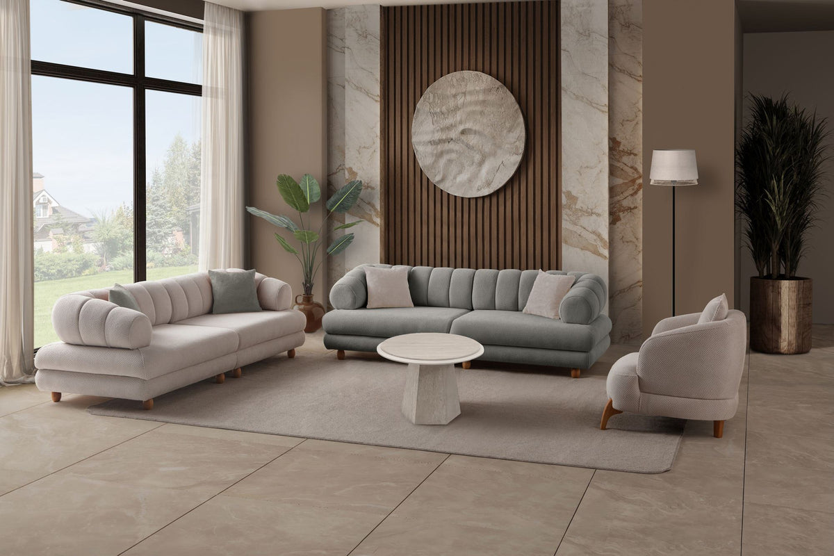 Graues 3-Sitzer Sofa Gloria von Hanah Home mit Polyesterbezug in Tuna-Struktur, Holzbeinen und zwei losen Kissen auf hellem Untergrund.