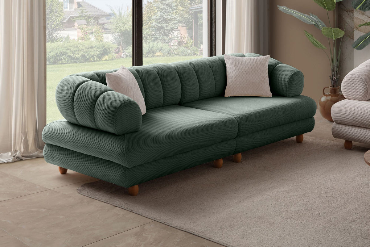 Grünes 3-Sitzer Sofa mit Polyesterbezug in Tuna-Struktur, Holzbeinen und abnehmbarem Sitzkissen, Gestell aus Hainbuche und Spanplatte.