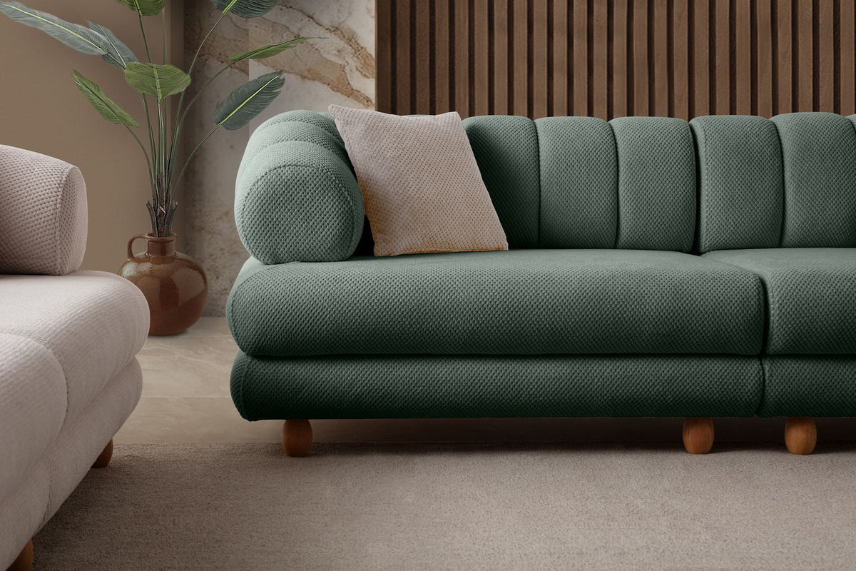 Grünes 3-Sitzer Sofa mit Polyesterbezug in Tuna-Struktur, Holzbeinen und abnehmbarem Sitzkissen, Gestell aus Hainbuche und Spanplatte.