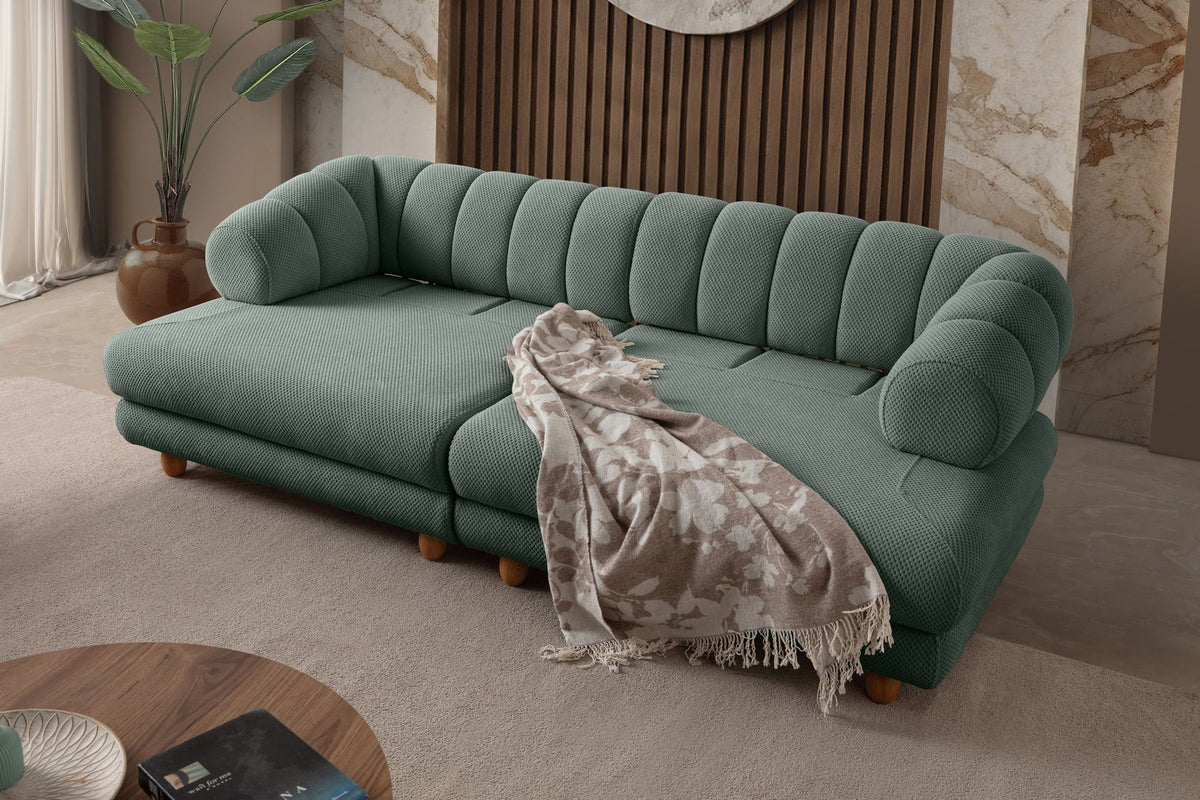 Grünes 3-Sitzer Sofa mit Polyesterbezug in Tuna-Struktur, Holzbeinen und abnehmbarem Sitzkissen, Gestell aus Hainbuche und Spanplatte.