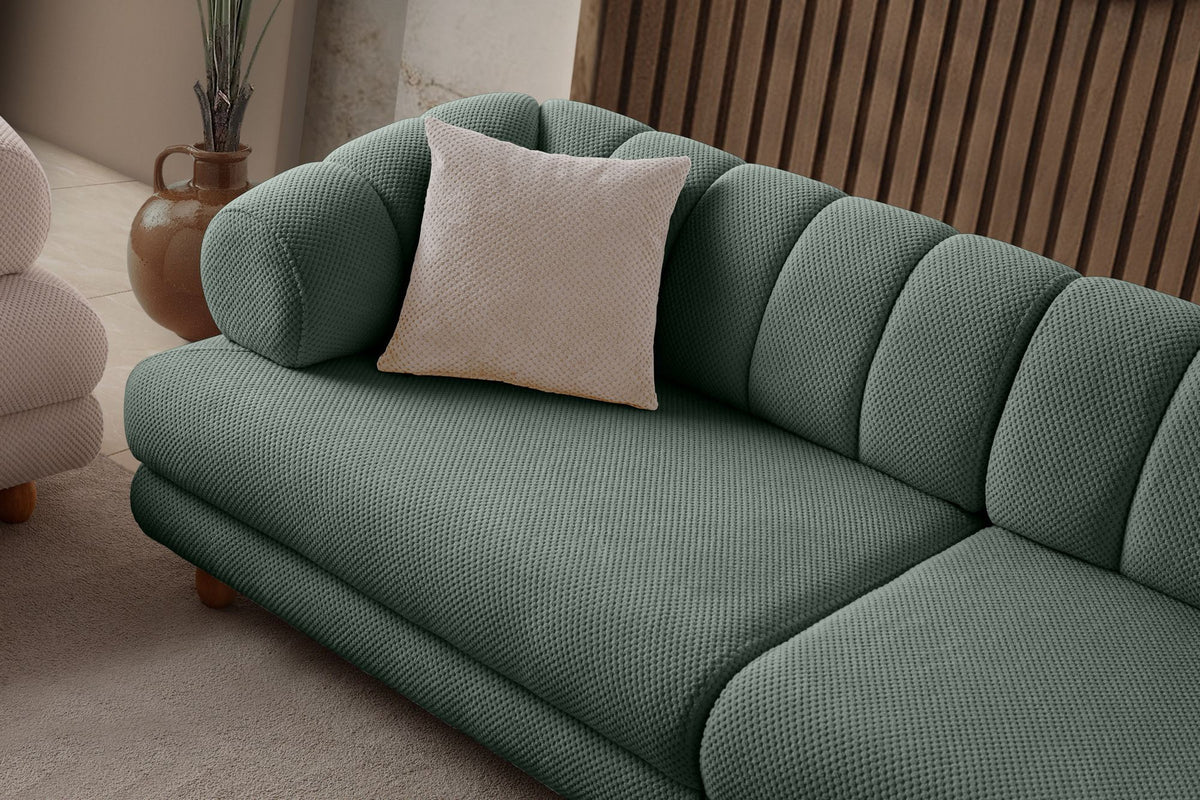 Grünes 3-Sitzer Sofa mit Polyesterbezug in Tuna-Struktur, Holzbeinen und abnehmbarem Sitzkissen, Gestell aus Hainbuche und Spanplatte.