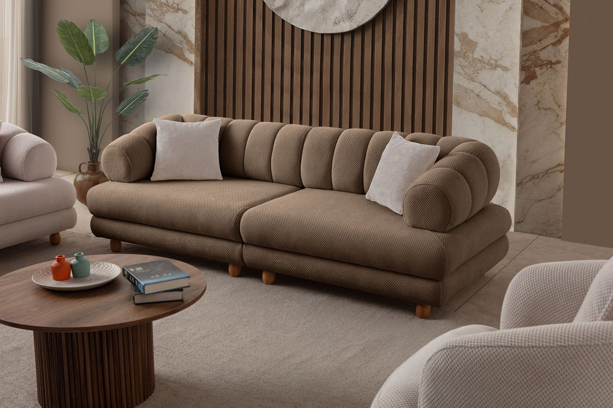 3-Sitzer Sofa in der Farbe Latte mit Polyester-Bezug in Tuna-Struktur, Holzbeinen und abnehmbaren Sitzkissen, fotografiert freistehend.