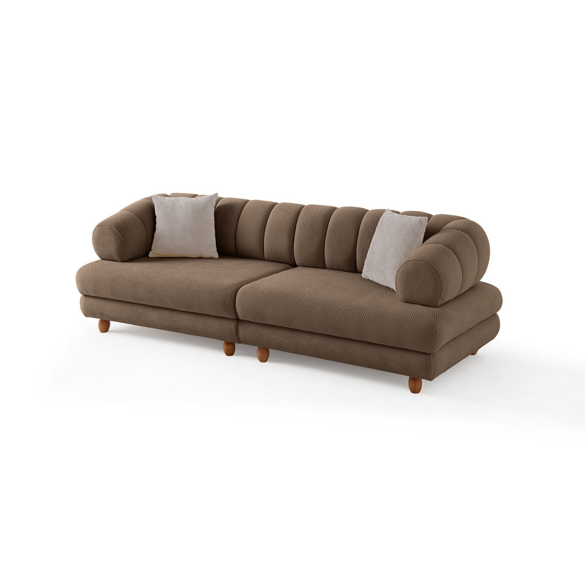 3-Sitzer Sofa in der Farbe Latte mit Polyester-Bezug in Tuna-Struktur, Holzbeinen und abnehmbaren Sitzkissen, fotografiert freistehend.