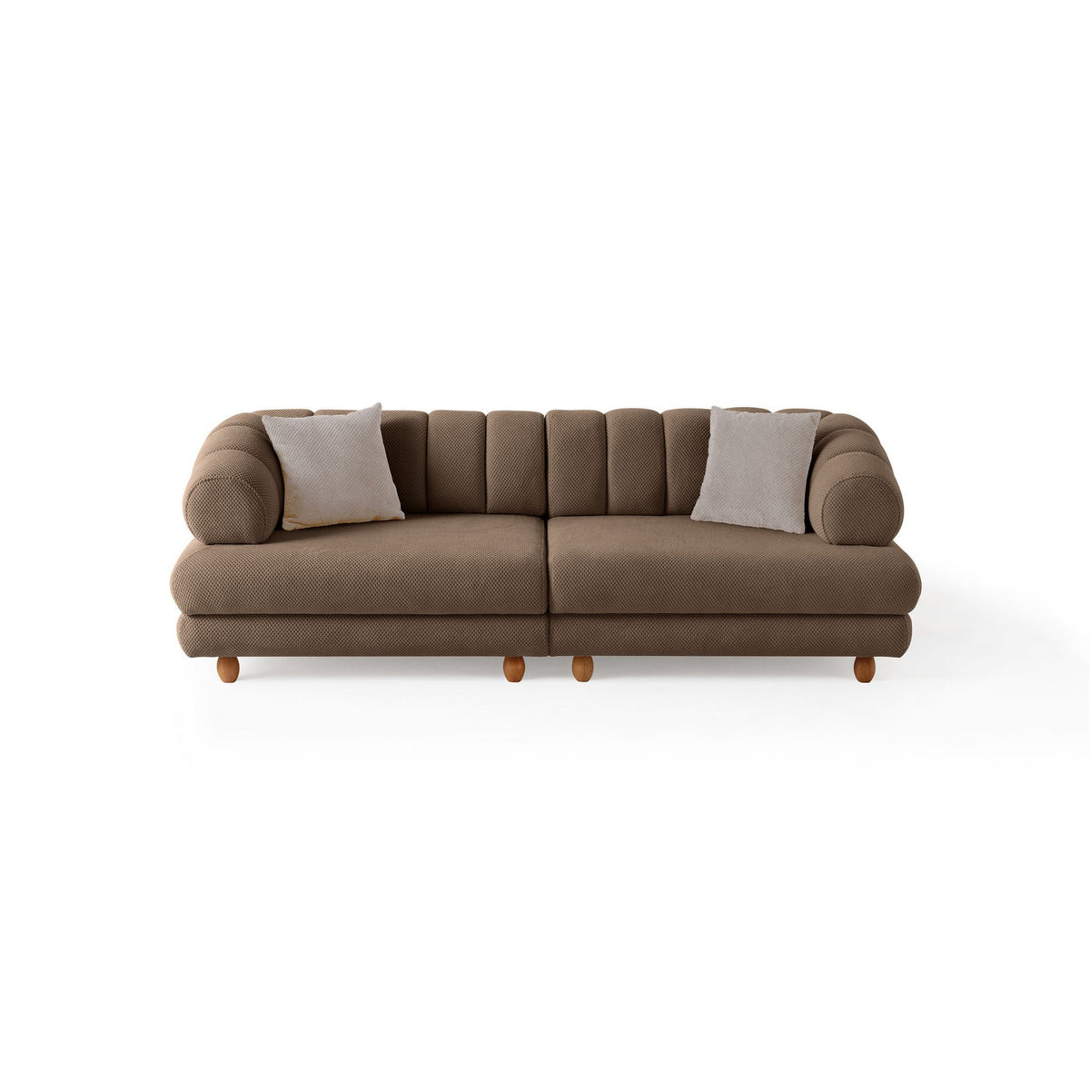 3-Sitzer Sofa in der Farbe Latte mit Polyester-Bezug in Tuna-Struktur, Holzbeinen und abnehmbaren Sitzkissen, fotografiert freistehend.
