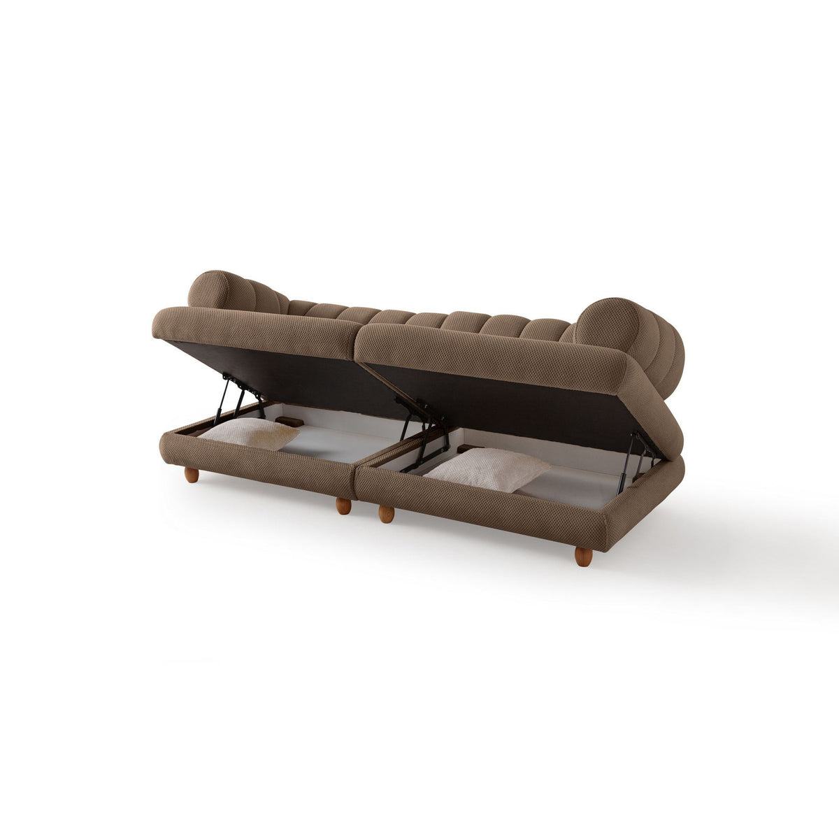 3-Sitzer Sofa in der Farbe Latte mit Polyester-Bezug in Tuna-Struktur, Holzbeinen und abnehmbaren Sitzkissen, fotografiert freistehend.
