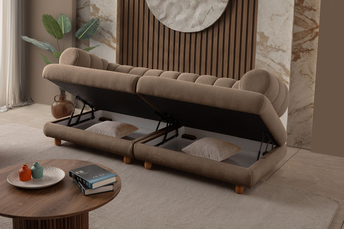 3-Sitzer Sofa in der Farbe Latte mit Polyester-Bezug in Tuna-Struktur, Holzbeinen und abnehmbaren Sitzkissen, fotografiert freistehend.
