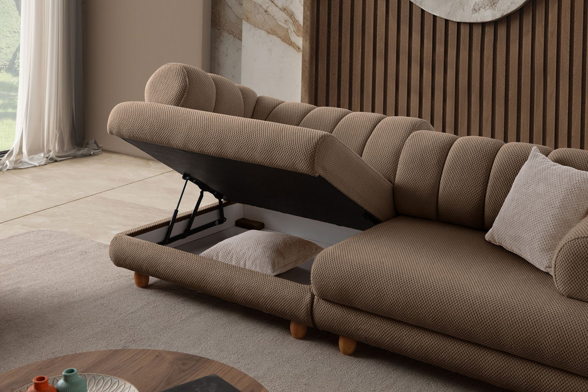 3-Sitzer Sofa in der Farbe Latte mit Polyester-Bezug in Tuna-Struktur, Holzbeinen und abnehmbaren Sitzkissen, fotografiert freistehend.