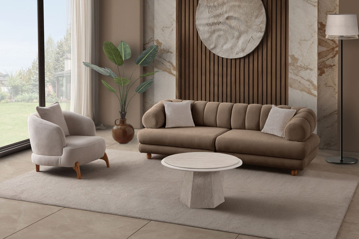 3-Sitzer Sofa in der Farbe Latte mit Polyester-Bezug in Tuna-Struktur, Holzbeinen und abnehmbaren Sitzkissen, fotografiert freistehend.