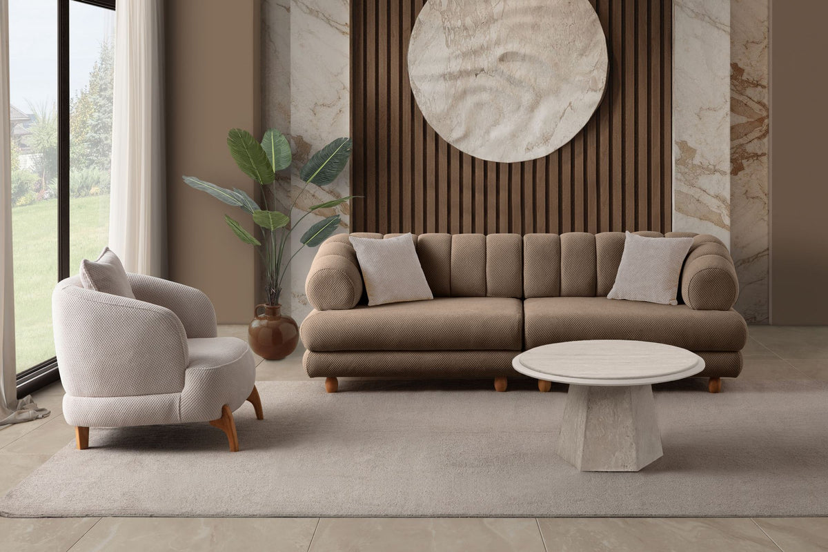 3-Sitzer Sofa in der Farbe Latte mit Polyester-Bezug in Tuna-Struktur, Holzbeinen und abnehmbaren Sitzkissen, fotografiert freistehend.