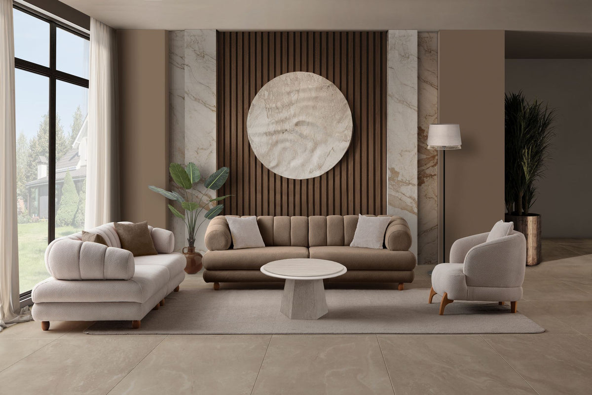 3-Sitzer Sofa in der Farbe Latte mit Polyester-Bezug in Tuna-Struktur, Holzbeinen und abnehmbaren Sitzkissen, fotografiert freistehend.