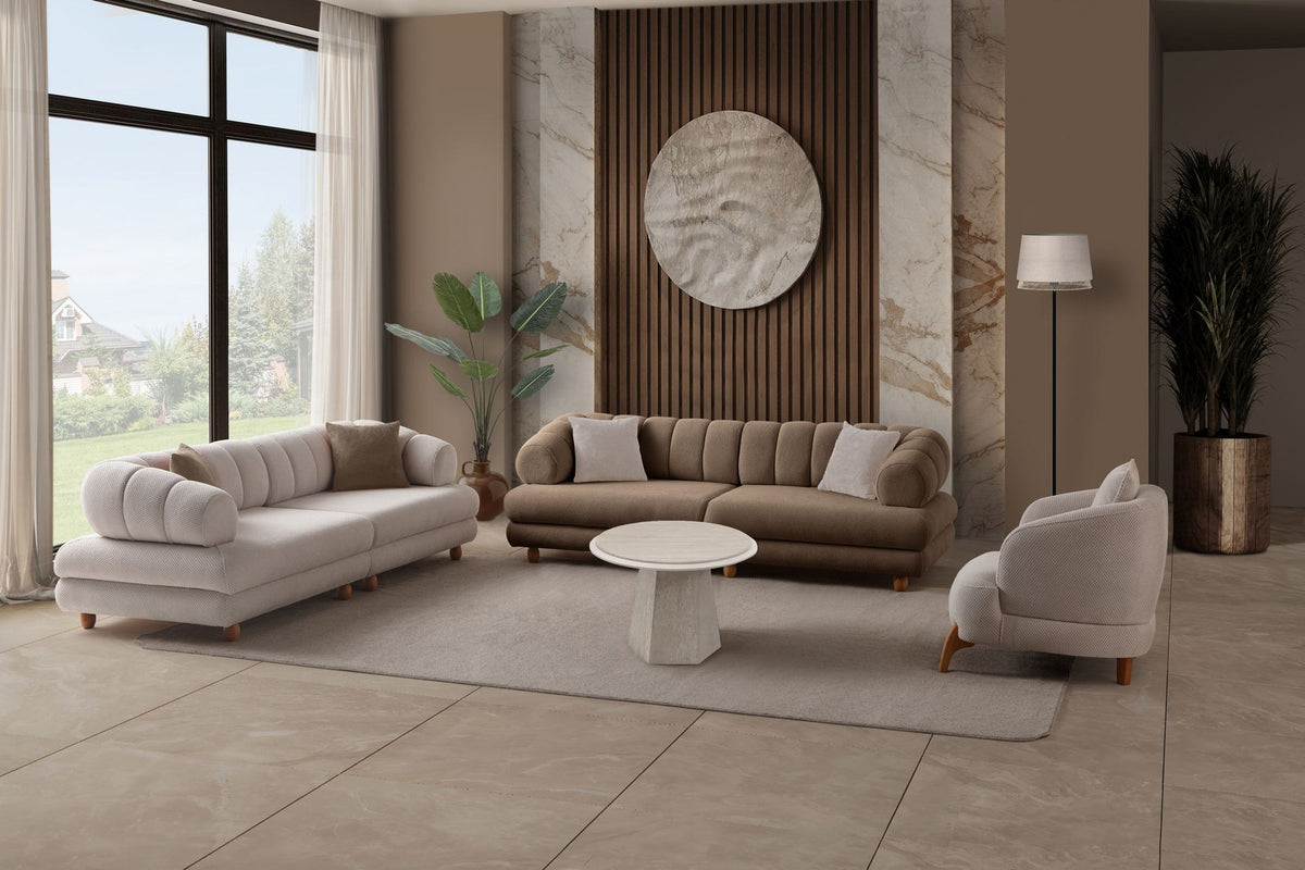 3-Sitzer Sofa in der Farbe Latte mit Polyester-Bezug in Tuna-Struktur, Holzbeinen und abnehmbaren Sitzkissen, fotografiert freistehend.