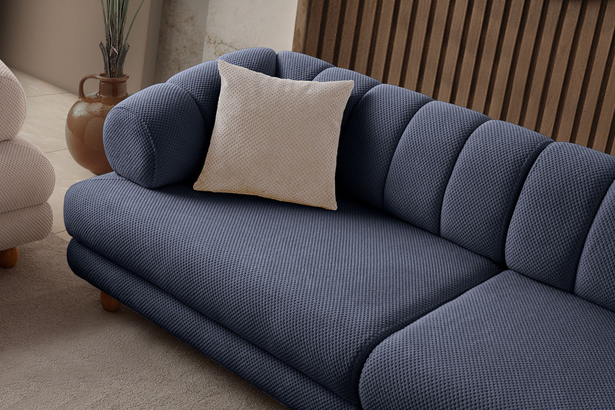 Marineblaues 3-Sitzer Sofa mit Polyesterbezug, Holzbeinen und zwei Kissen, Gestell aus Hainbuche und Spanplatte, Hanah Home.