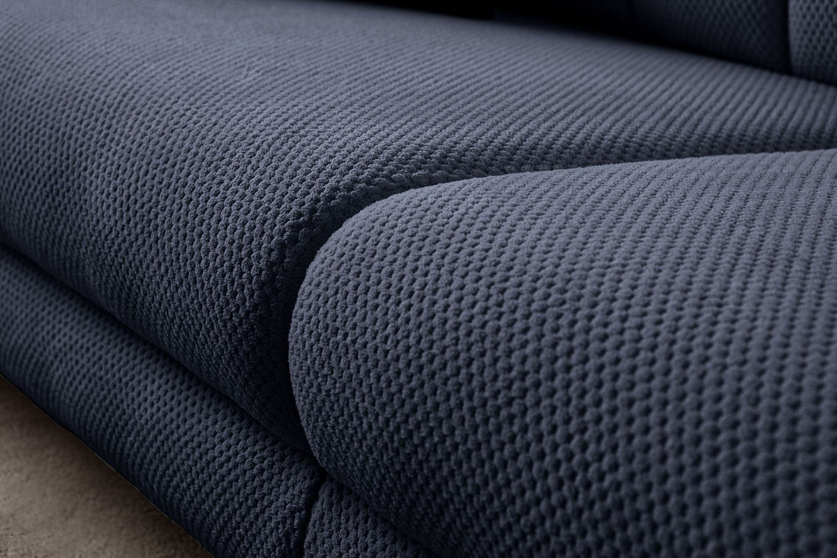 Marineblaues 3-Sitzer Sofa mit Polyesterbezug, Holzbeinen und zwei Kissen, Gestell aus Hainbuche und Spanplatte, Hanah Home.
