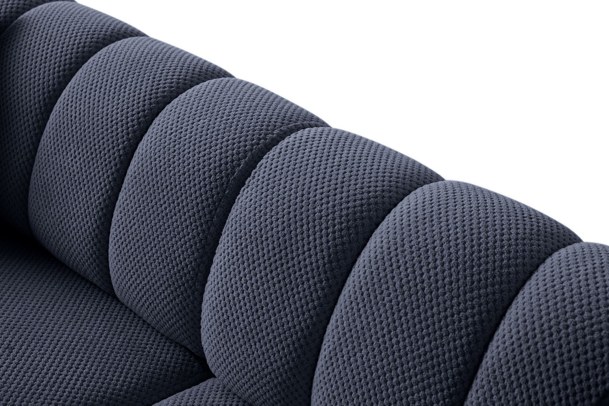Marineblaues 3-Sitzer Sofa mit Polyesterbezug, Holzbeinen und zwei Kissen, Gestell aus Hainbuche und Spanplatte, Hanah Home.
