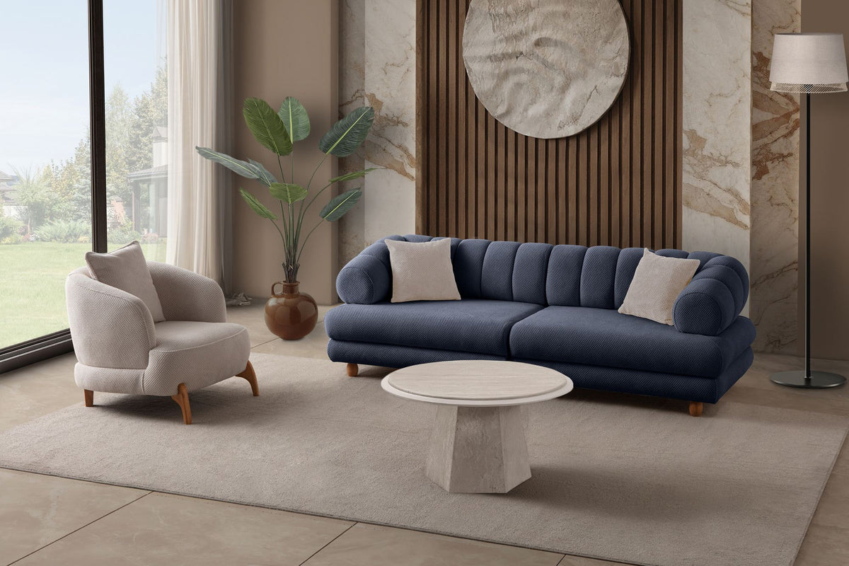 Marineblaues 3-Sitzer Sofa mit Polyesterbezug, Holzbeinen und zwei Kissen, Gestell aus Hainbuche und Spanplatte, Hanah Home.