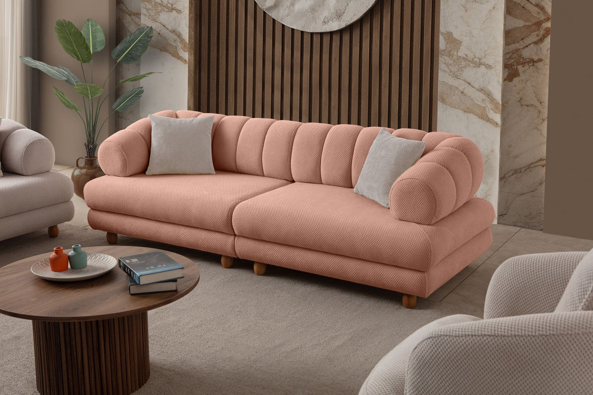 Gepolstertes 3-Sitzer Sofa in Puder mit Polyesterbezug, Holzbeinen und zwei losen Kissen, Gestell aus Hainbuche und Spanplatte.