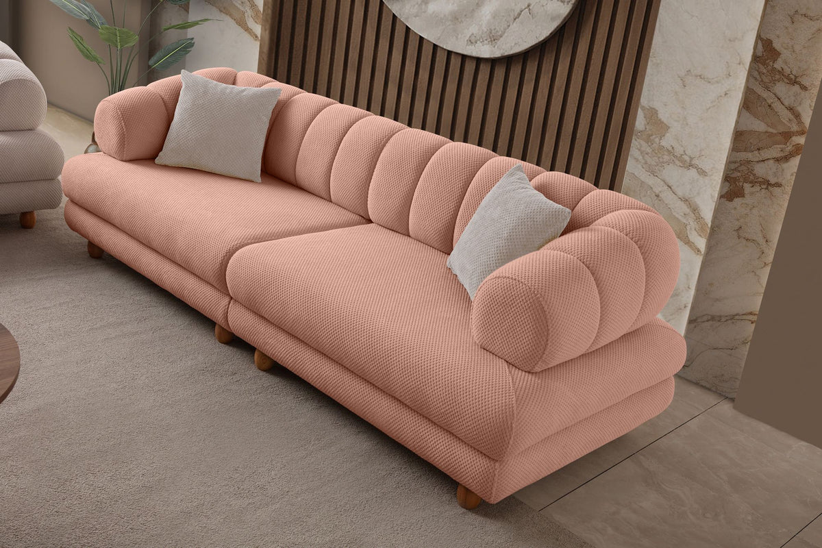 Gepolstertes 3-Sitzer Sofa in Puder mit Polyesterbezug, Holzbeinen und zwei losen Kissen, Gestell aus Hainbuche und Spanplatte.