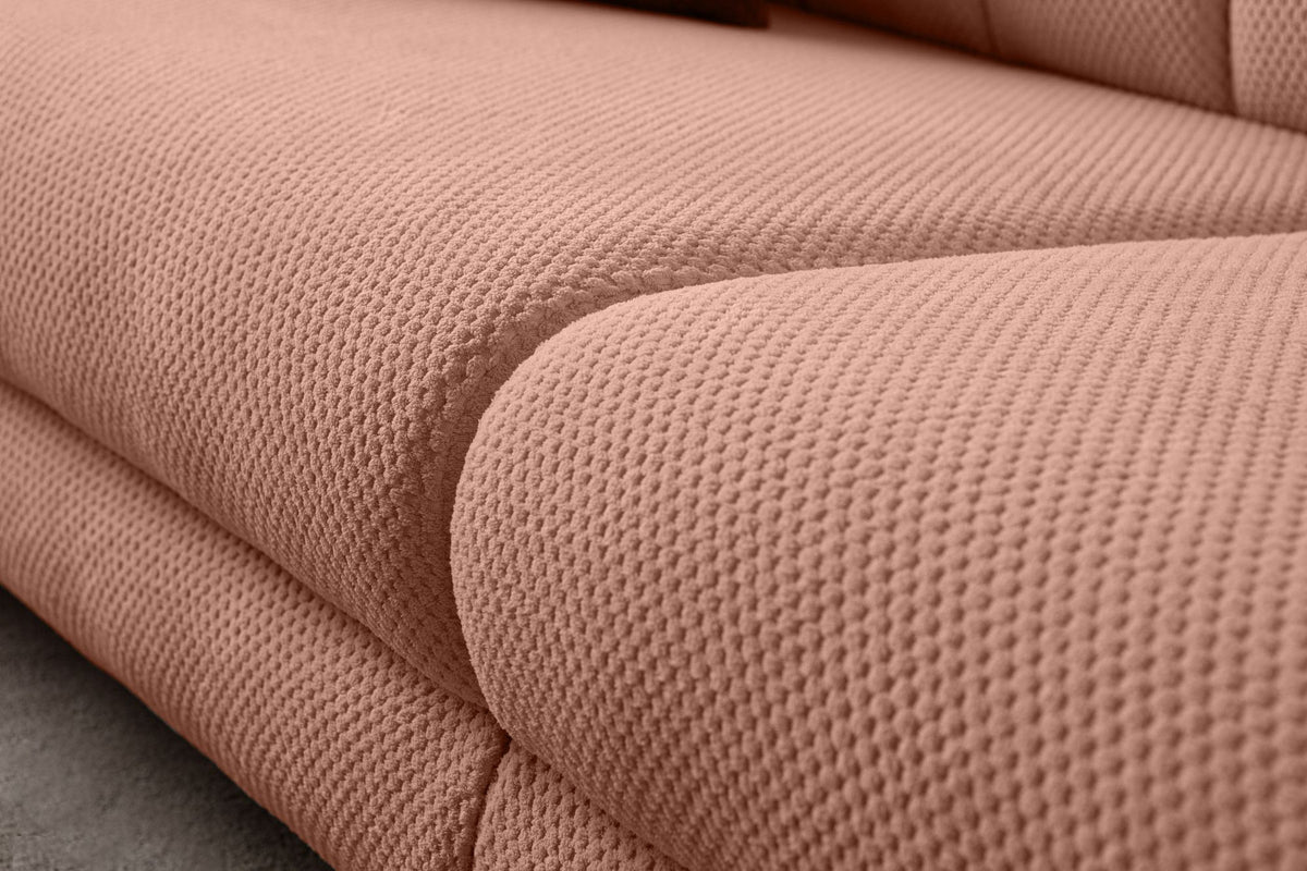 Gepolstertes 3-Sitzer Sofa in Puder mit Polyesterbezug, Holzbeinen und zwei losen Kissen, Gestell aus Hainbuche und Spanplatte.