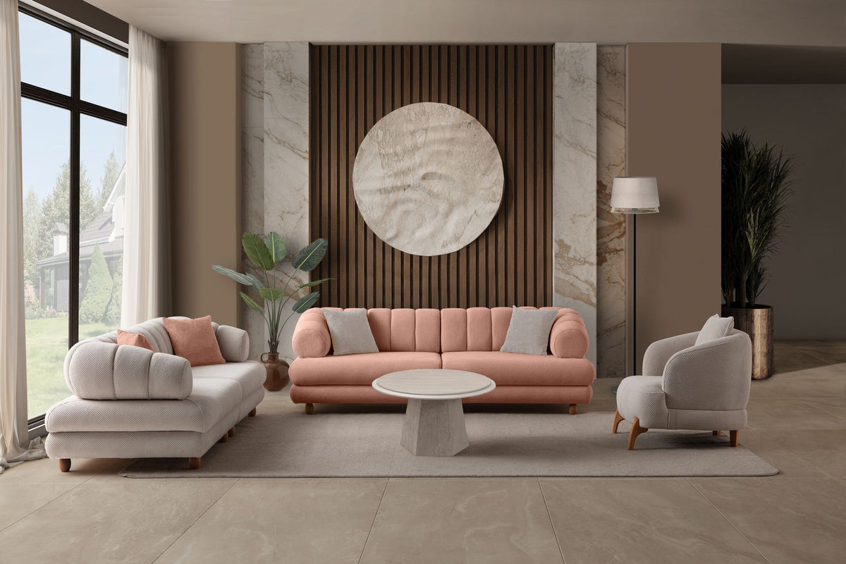 Gepolstertes 3-Sitzer Sofa in Puder mit Polyesterbezug, Holzbeinen und zwei losen Kissen, Gestell aus Hainbuche und Spanplatte.