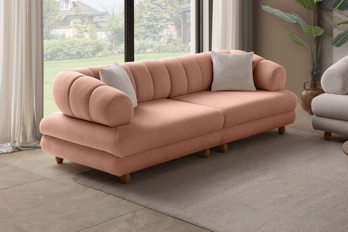 Gepolstertes 3-Sitzer Sofa in Puder mit Polyesterbezug, Holzbeinen und zwei losen Kissen, Gestell aus Hainbuche und Spanplatte.