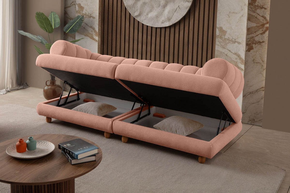 Gepolstertes 3-Sitzer Sofa in Puder mit Polyesterbezug, Holzbeinen und zwei losen Kissen, Gestell aus Hainbuche und Spanplatte.