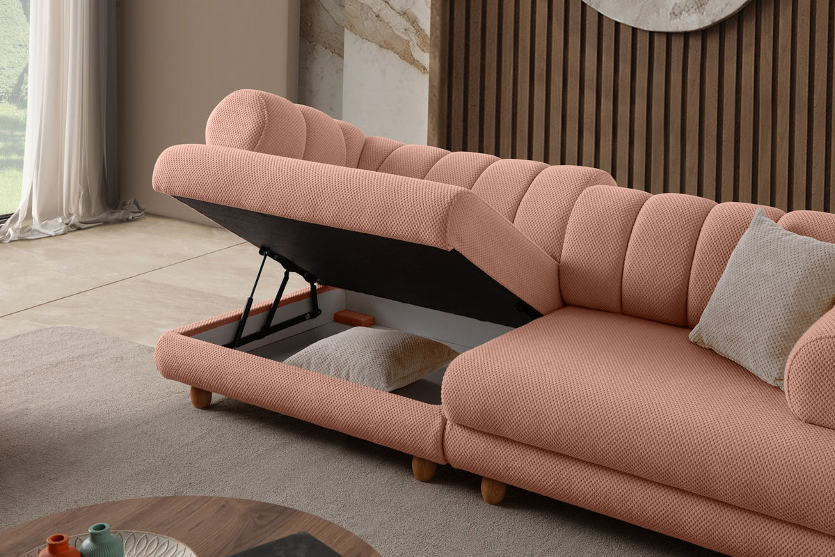 Gepolstertes 3-Sitzer Sofa in Puder mit Polyesterbezug, Holzbeinen und zwei losen Kissen, Gestell aus Hainbuche und Spanplatte.