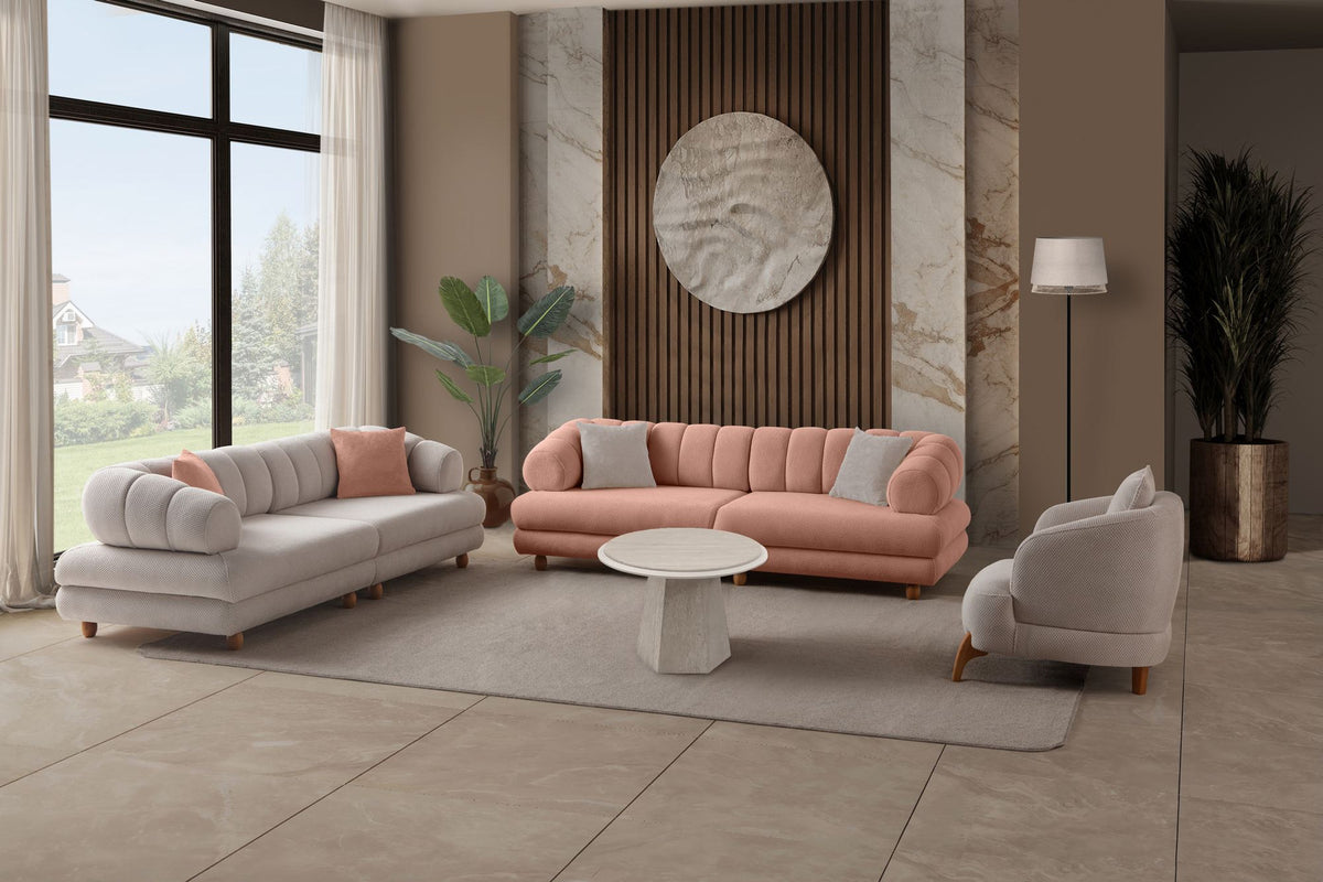 Gepolstertes 3-Sitzer Sofa in Puder mit Polyesterbezug, Holzbeinen und zwei losen Kissen, Gestell aus Hainbuche und Spanplatte.