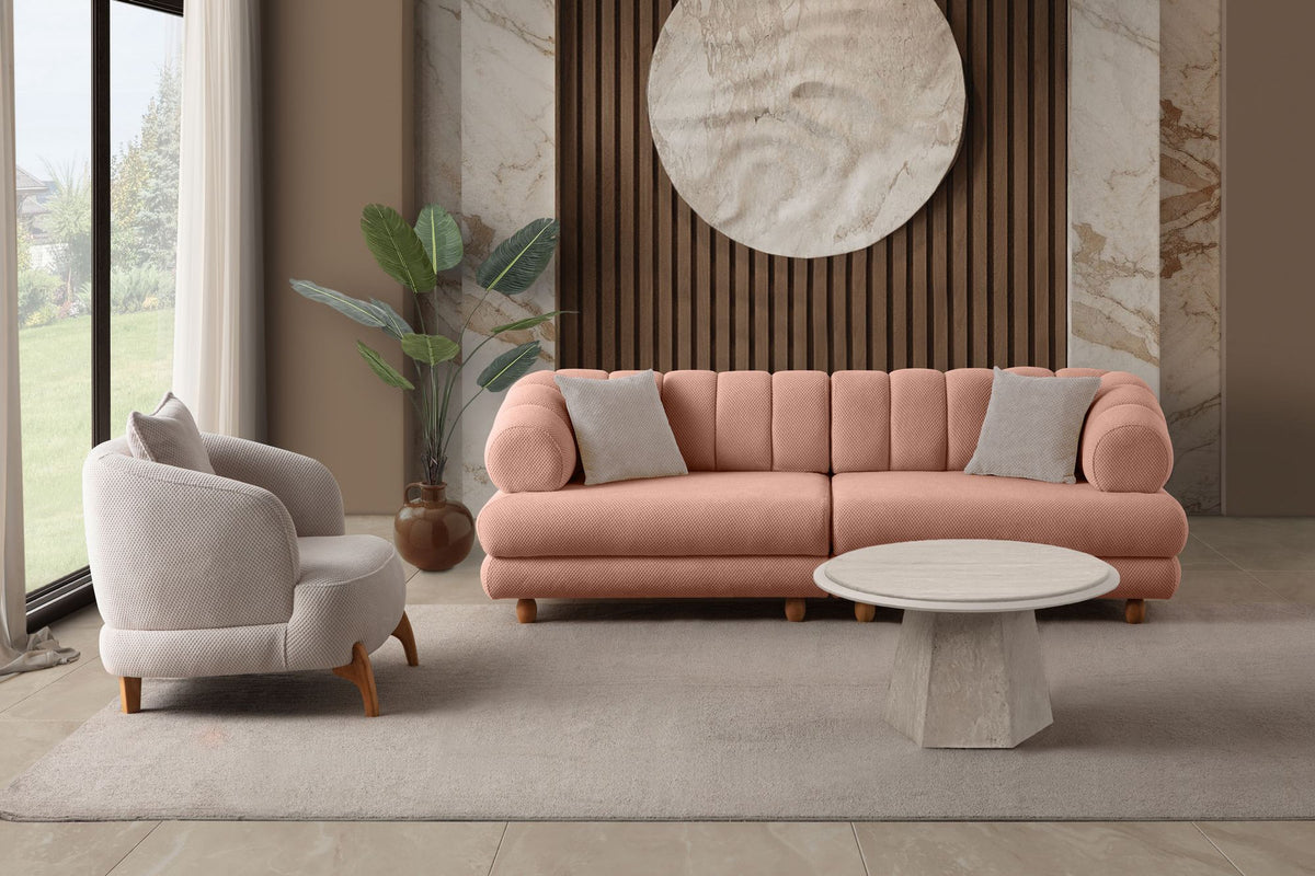 Gepolstertes 3-Sitzer Sofa in Puder mit Polyesterbezug, Holzbeinen und zwei losen Kissen, Gestell aus Hainbuche und Spanplatte.