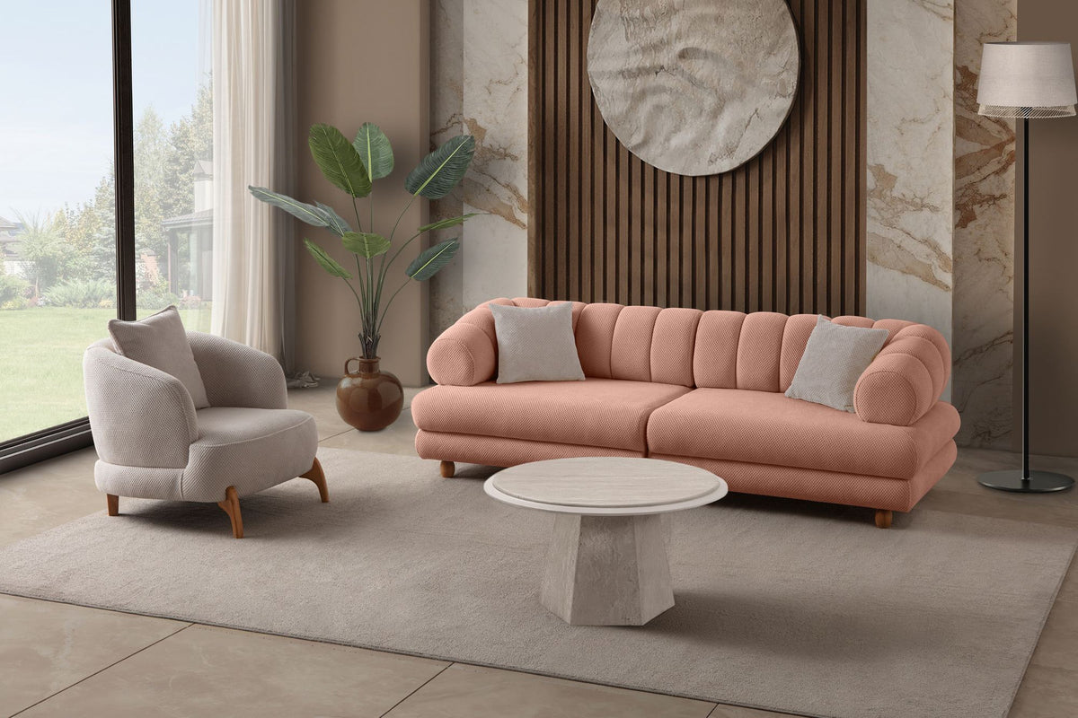 Gepolstertes 3-Sitzer Sofa in Puder mit Polyesterbezug, Holzbeinen und zwei losen Kissen, Gestell aus Hainbuche und Spanplatte.