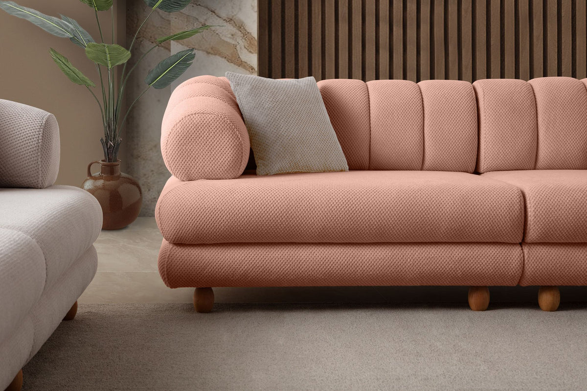 Gepolstertes 3-Sitzer Sofa in Puder mit Polyesterbezug, Holzbeinen und zwei losen Kissen, Gestell aus Hainbuche und Spanplatte.