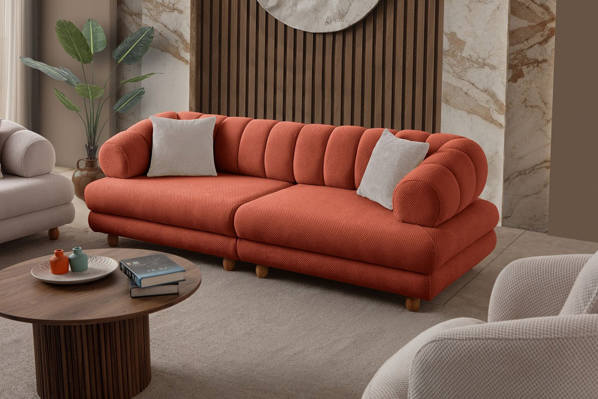 Ziegelrotes 3-Sitzer Sofa mit Polyesterbezug in Tuna-Struktur, Holzbeinen und zwei losen Kissen, Gestell aus Hainbuche und Spanplatte.