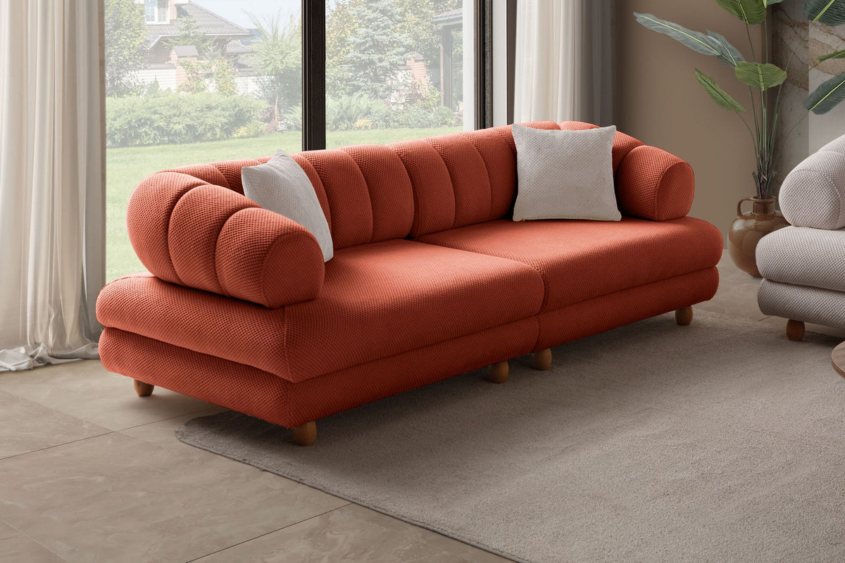 Ziegelrotes 3-Sitzer Sofa mit Polyesterbezug in Tuna-Struktur, Holzbeinen und zwei losen Kissen, Gestell aus Hainbuche und Spanplatte.