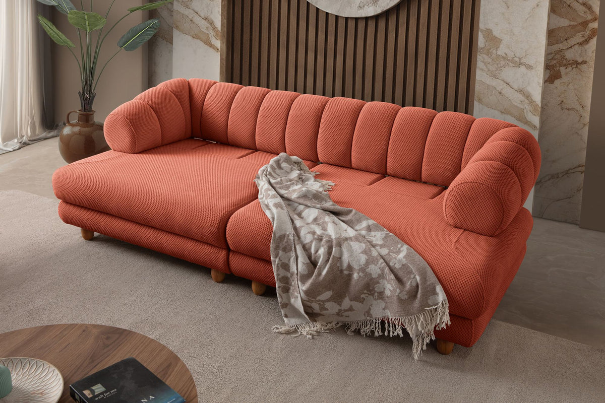 Ziegelrotes 3-Sitzer Sofa mit Polyesterbezug in Tuna-Struktur, Holzbeinen und zwei losen Kissen, Gestell aus Hainbuche und Spanplatte.