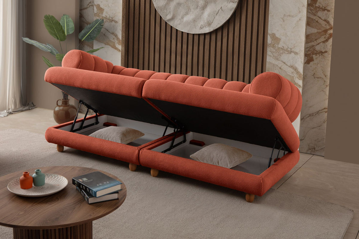 Ziegelrotes 3-Sitzer Sofa mit Polyesterbezug in Tuna-Struktur, Holzbeinen und zwei losen Kissen, Gestell aus Hainbuche und Spanplatte.