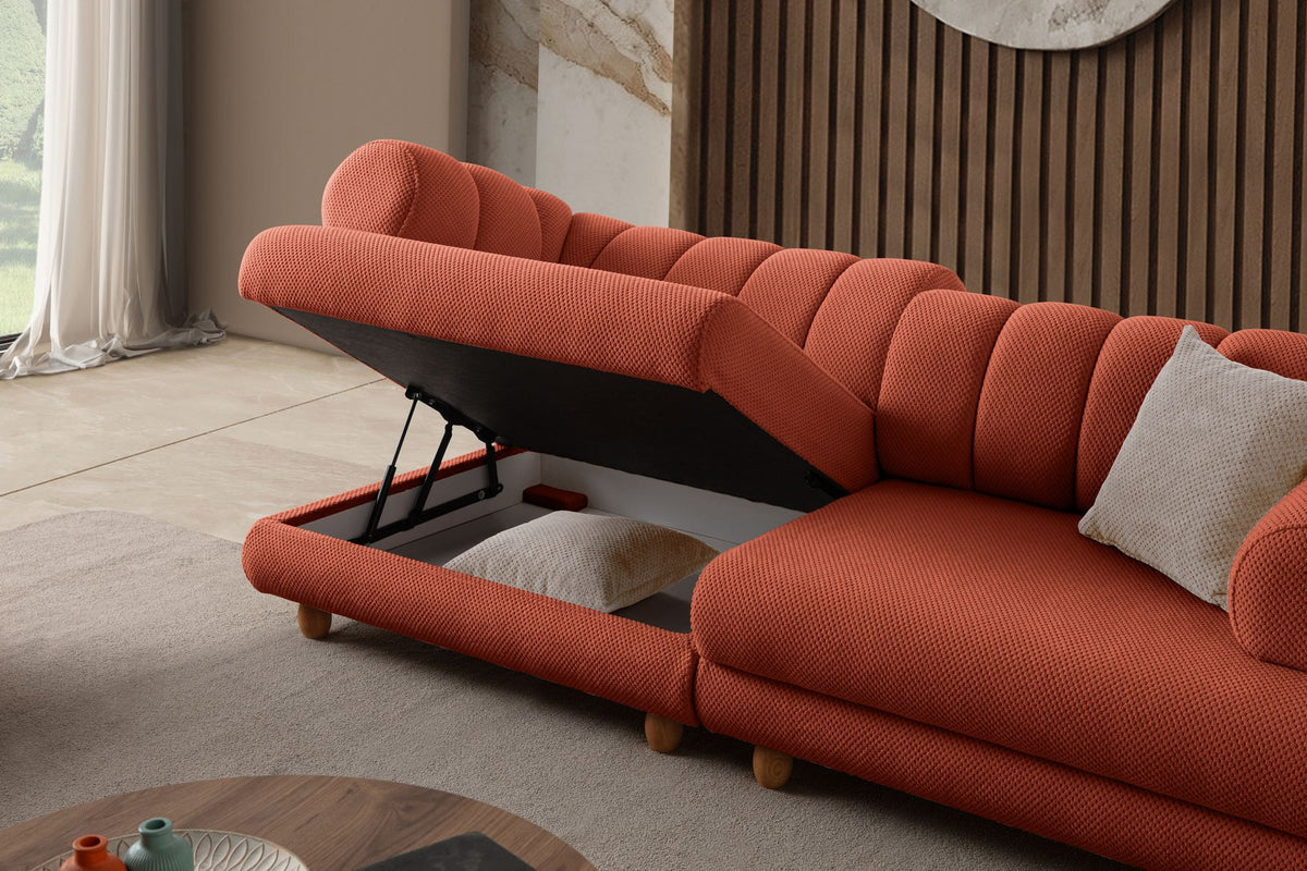 Ziegelrotes 3-Sitzer Sofa mit Polyesterbezug in Tuna-Struktur, Holzbeinen und zwei losen Kissen, Gestell aus Hainbuche und Spanplatte.