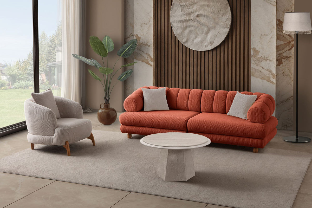 Ziegelrotes 3-Sitzer Sofa mit Polyesterbezug in Tuna-Struktur, Holzbeinen und zwei losen Kissen, Gestell aus Hainbuche und Spanplatte.