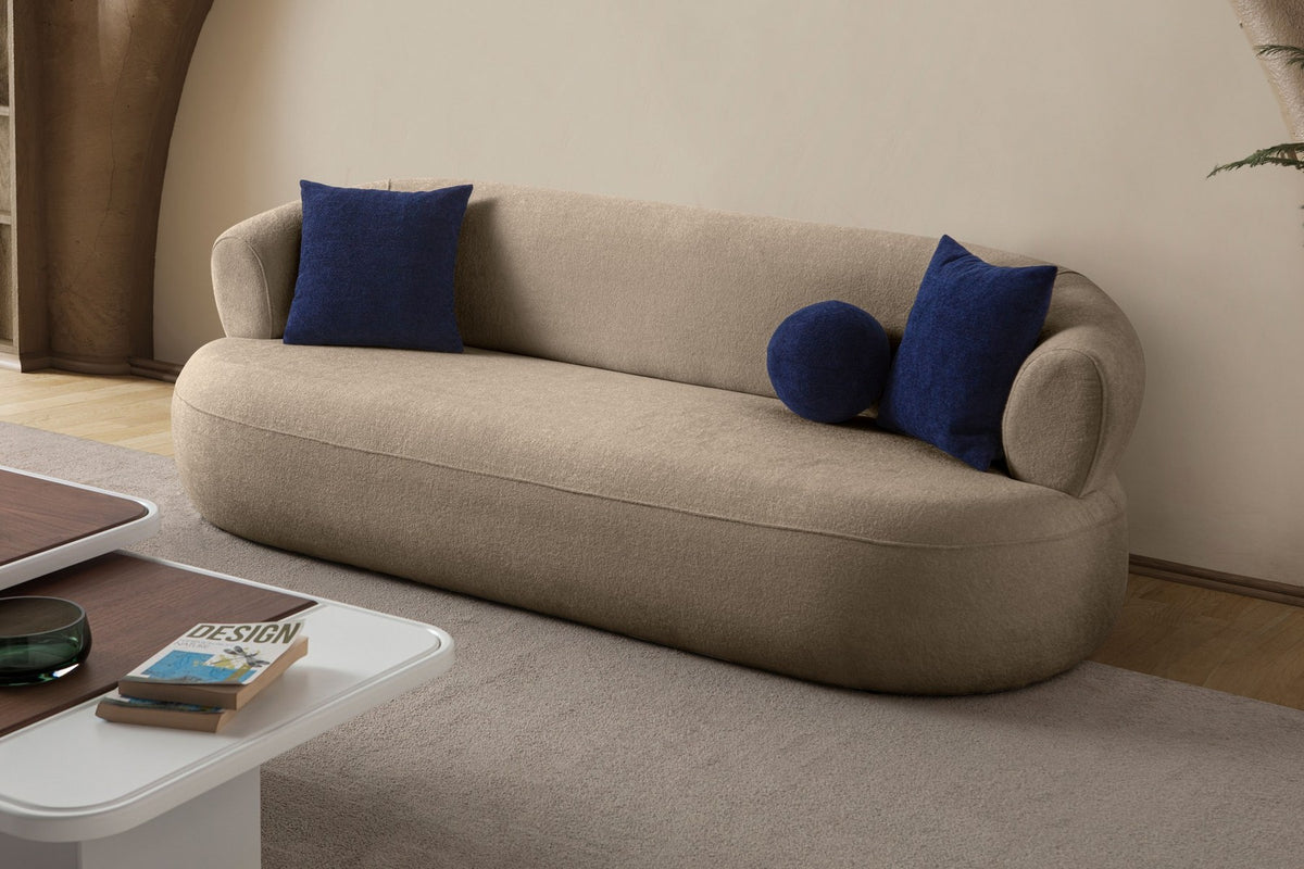 Foto eines 3-Sitzer Sofas in Mink mit Boucle-Stoffbezug, Kunststoffbeinen und zwei Kissen, Gestell aus Hainbuche und Spanplatte.