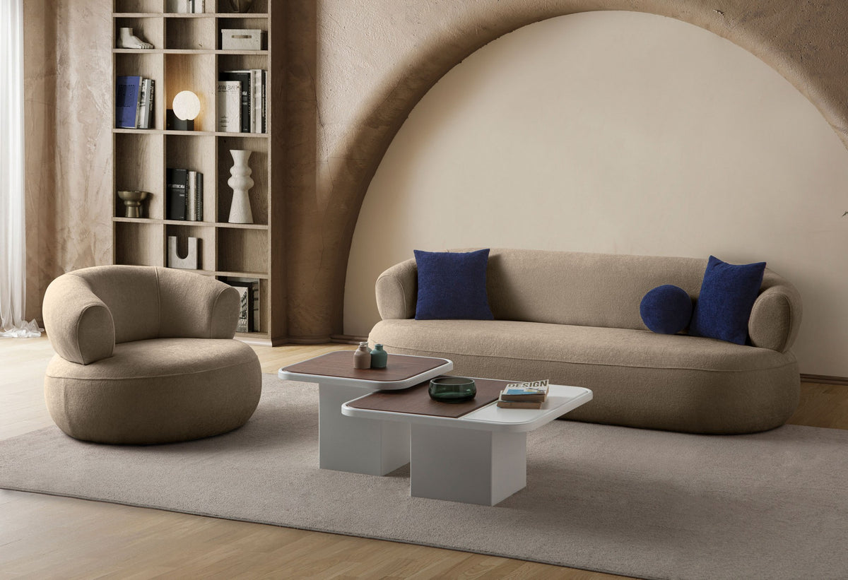 Foto eines 3-Sitzer Sofas in Mink mit Boucle-Stoffbezug, Kunststoffbeinen und zwei Kissen, Gestell aus Hainbuche und Spanplatte.