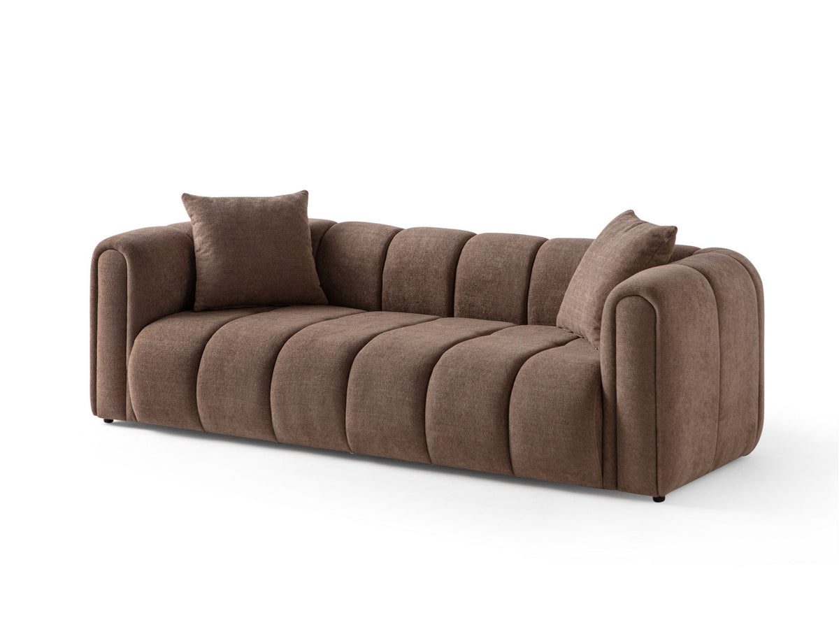 Braunes 3-Sitzer Sofa mit Boucle-Bezug, Hainbuche-Gestell, Kunststoffbeinen und zwei losen Kissen, fotografiert im Wohnraum.
