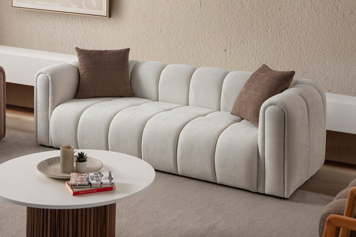 Weisses 3-Sitzer Sofa N-Line von Hanah Home mit Boucle-Stoffbezug, Kunststoffbeinen und zwei passenden Kissen auf hellem Hintergrund.
